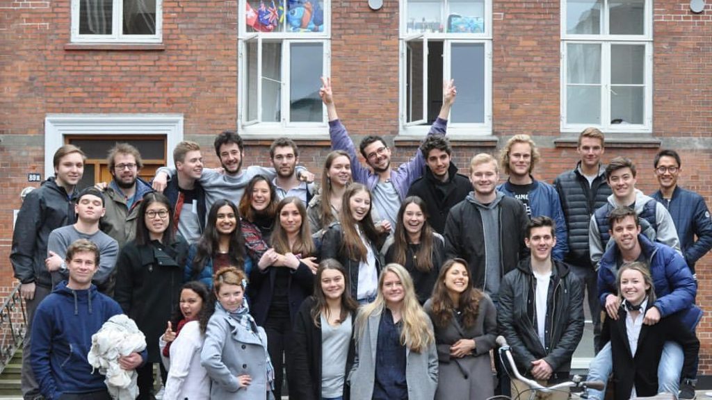 哥本哈根大學 CBS 的宿舍與國際學生們合照