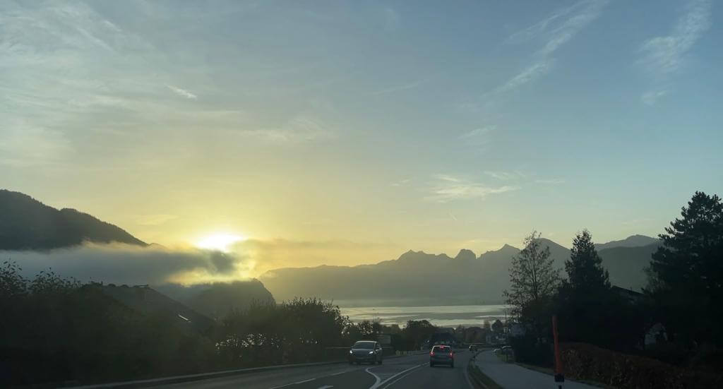 奧地利湖區的路上都會不期而遇很大片的湖景與山景，真的是會讓人讚嘆出來