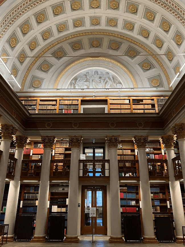 芬蘭國家圖書館就在赫爾辛基大教堂附近