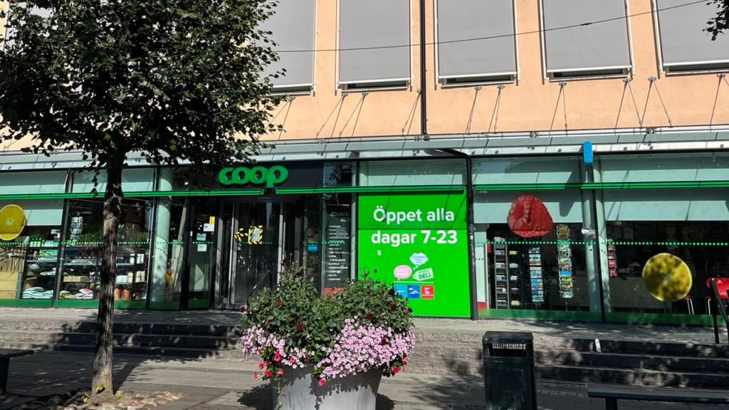 擁有鮮明綠色 Logo 的 Coop 並非瑞典本土超市 (瑞士品牌)