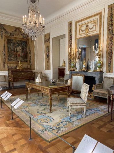 著名的藝術品包含聖母懷抱聖子 (展廳503)、拿破崙三世套房 (展廳544)、王室宫邸的家具 (展廳631)