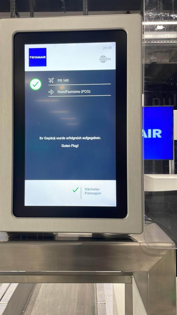 螢幕上會顯示你的飛行資訊，確定無誤後即會將你的行李送進去。螢幕上集會顯示你的飛行資訊、並告訴你已完成行李 Check-in