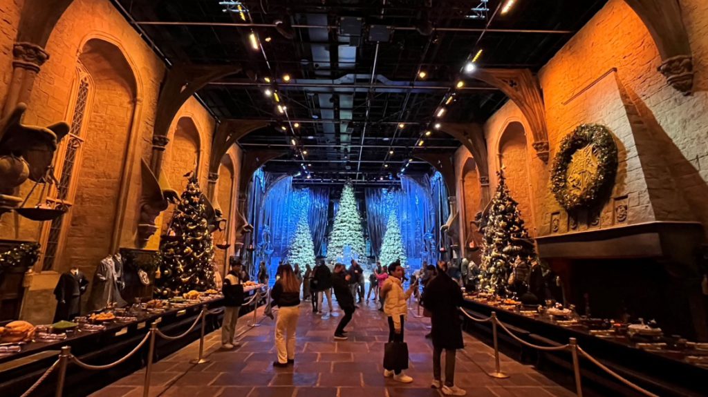 像是聖誕節期間的 Great Hall，原本復古的大廳多了藍、銀色 Yule Ball 裝飾