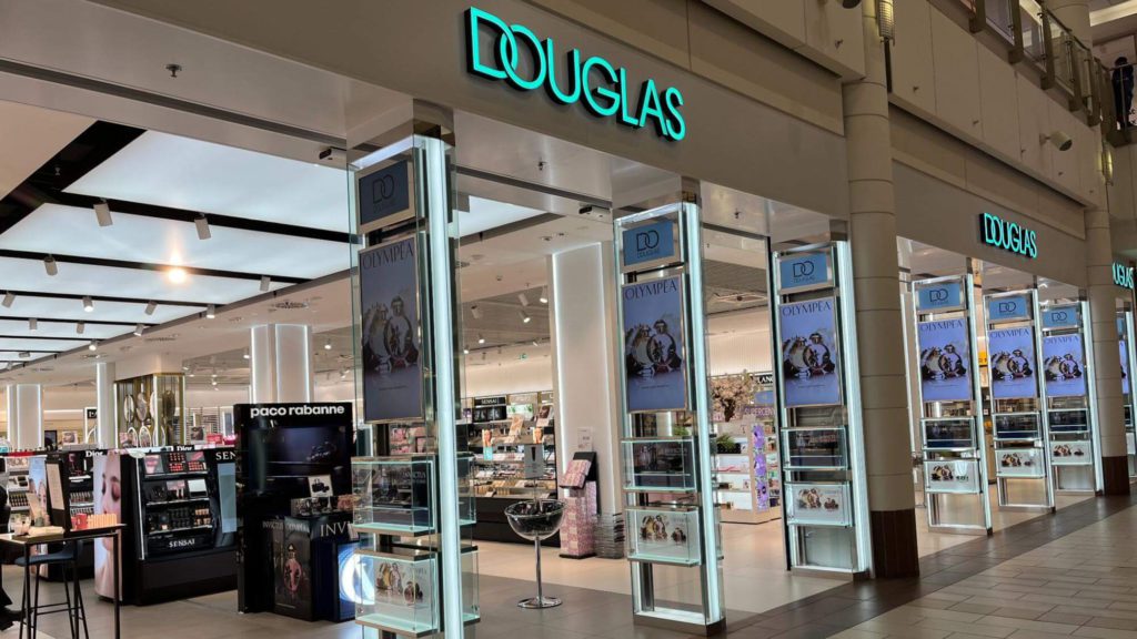 Douglas 專賣美妝類產品，經常能夠在大型購物商場裡面找到