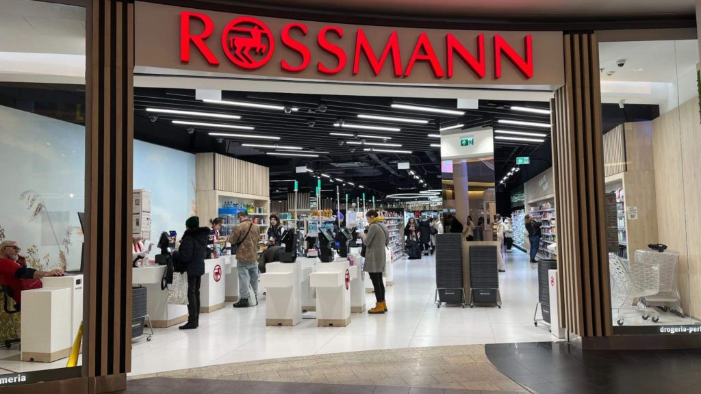 Rossmann 是波蘭最常見的藥妝店，通常我需要買像盥洗用品、乳液、棉花棒、衛生棉等生活用品時就會去 Rossmann