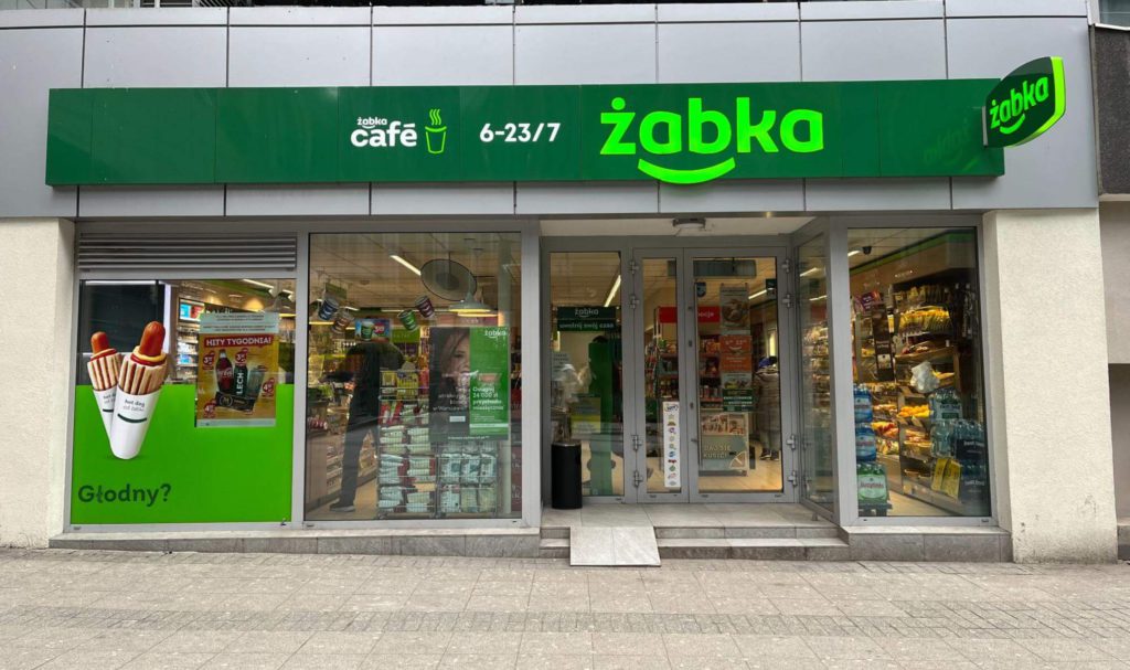 Żabka 是波蘭的連鎖便利商店，就像台灣的 7-11 一樣處處可見