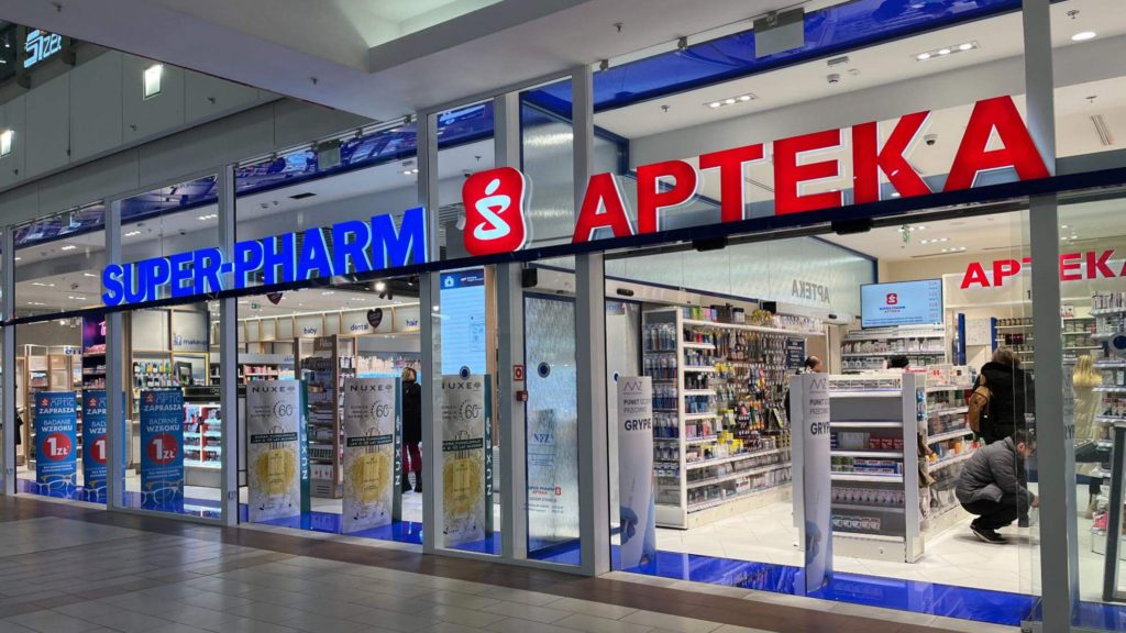 兼具藥局與藥妝店的功能，除了藥品外也販售一般日用品，部分的 Super-Pharm 店內會分隔藥品區 (Apteka) 和非藥品區