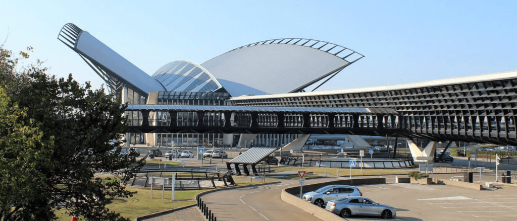 里昂的機場為聖修伯里機場 (Lyon–Saint-Exupéry Airport)，以小王子的作家命名，它是里昂主要的對外機場，以下介紹幾種交通方式