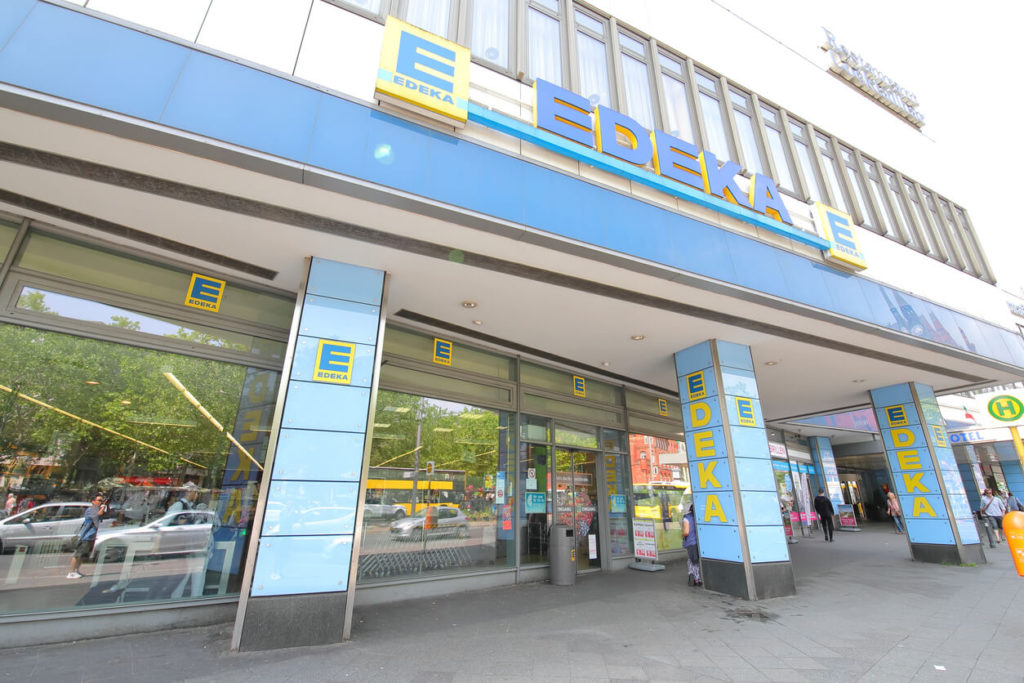 EDEKA 於 1907 年成立，目前是德國最大的食品零售商，至今在歐洲設有 4500 多間的分店。大部分的地理位置都坐落精華地段，估計是今天介紹的所有超市中價格最高的一間