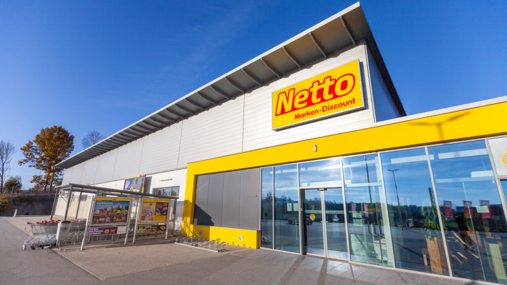 Netto是隸屬於 EDEKA 集團旗下的子公司，成立於 1928 年，目前是僅次於 Aldi 和 Lidl 的第三大平價超市，至今在德國已經開立 4100 間的分店