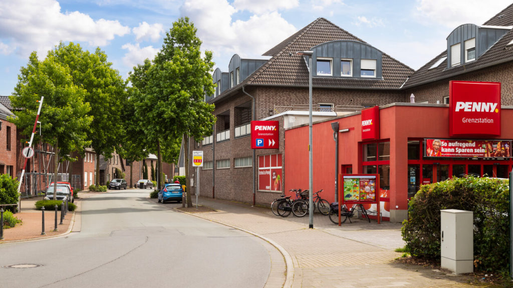 Penny 目前是 REWE 集團下的子公司，成立於 1973 年，至今在德國已經開立 2200 間的分店。東德的店舖位置大多位置不是在市中心，一般開在小社區裡。