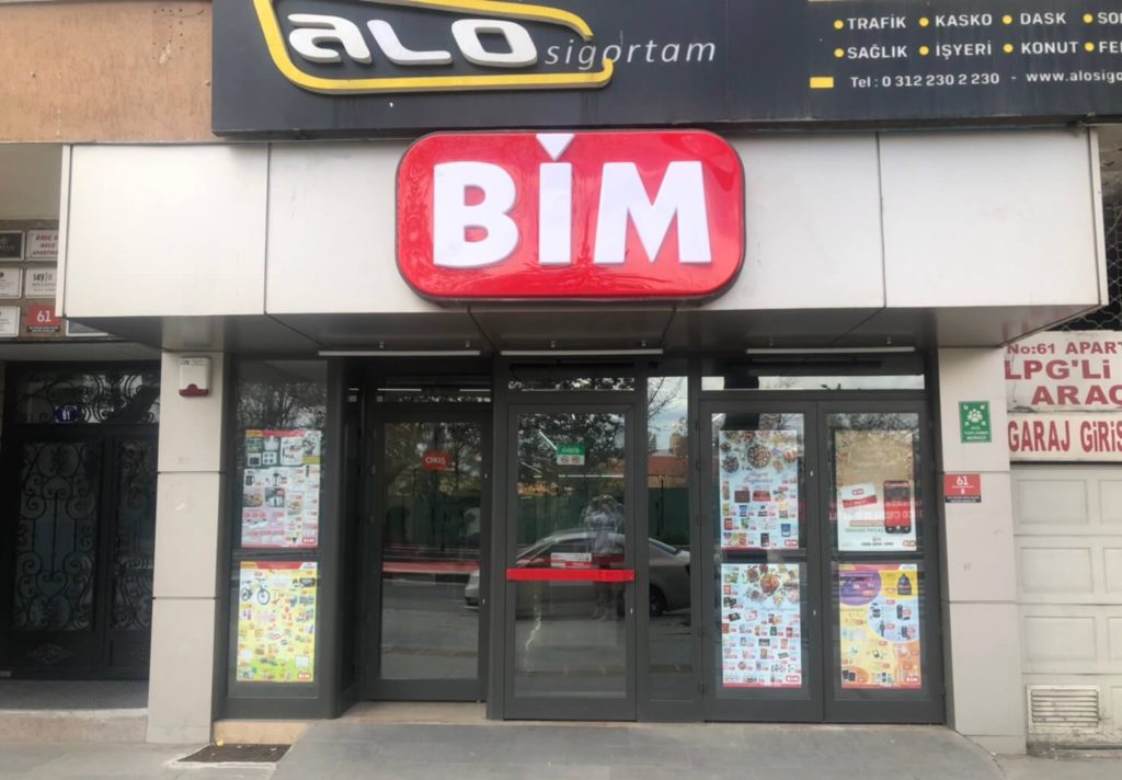 BIM 應該是土耳其出現頻率最高的超市，實際觀察過會發現，當地人購買日用品如食材、衛浴用品、零食