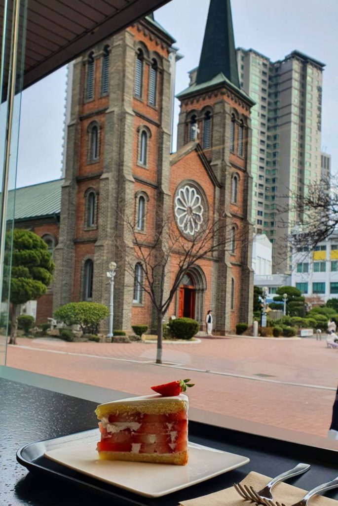 大邱最為知名的地標 — 桂山聖堂 (계산성당)， 桂山聖堂韓國南部地區天主教得以落地生根的作用。 旁邊有一間名為「咖啡名家」的咖啡店，其中最有人氣的是草莓蛋糕