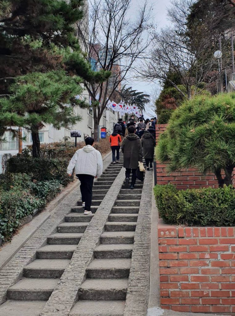 成功保護了參與三一運動的學生躲避日本警察，因此當天這條階梯當天也有許多韓國人前往。階梯的頂端則是大邱第一教會
