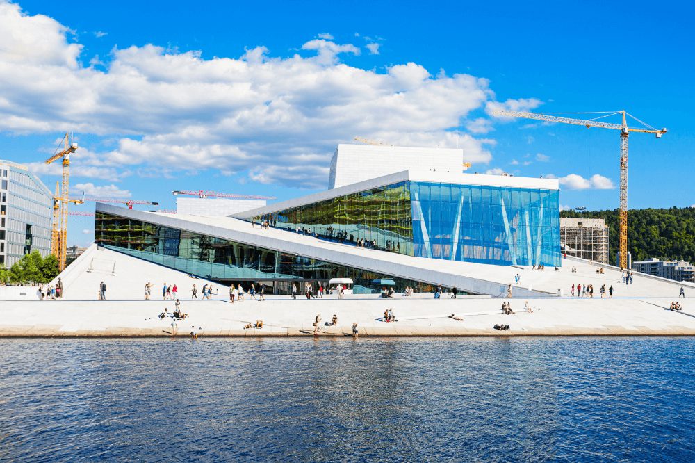 挪威以峽灣地形與極光聞名，而位於東部的首都奧斯陸，更是該國的經濟與文化中心。奧斯陸的氣候屬於溫帶海洋性，夏天最高溫可達 20 度