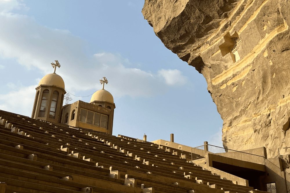 洞穴教堂是一座建於山洞中的基督教教堂，想要抵達洞穴教堂，你必須先穿過被稱為開羅垃圾城的社區才能抵達，若想前往此地，非常建議與當地計程車講價後請當地人開車前往