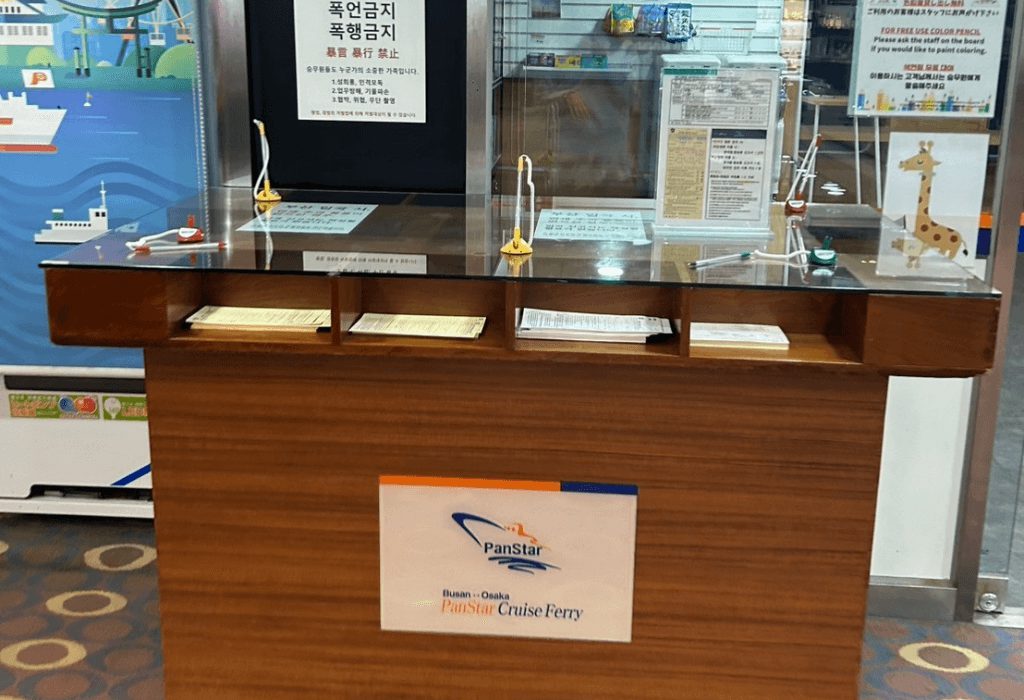 在便利超商外面的櫃檯可以取得入境卡，到日本必須要填寫入境卡與海關申報，櫃檯上有範例標示，可以對照範本填寫