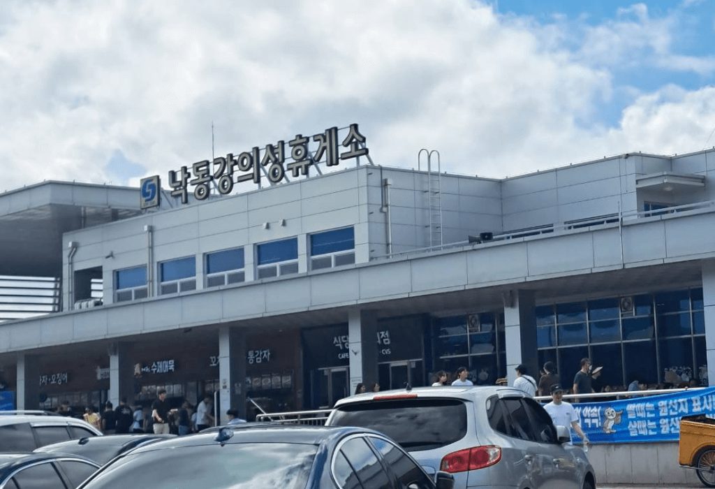基於前兩者 KTX 訂不到票以及飛機機票太貴，我們選擇搭乘巴士前往。去程我們選擇從「首爾京釜」站出發