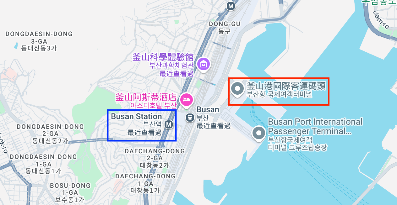 搭乘地鐵或是公車到至 釜山站（부산역, Busan Station），下車出站後前往 2 樓大廳，沿著空橋步行約 15 分鐘
