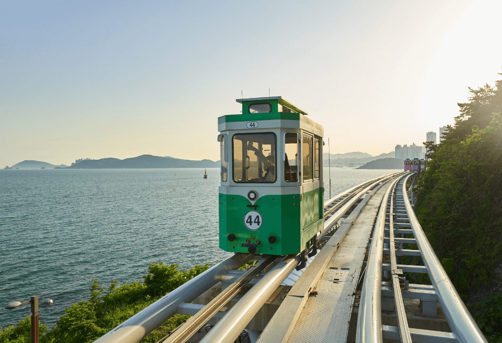 搭乘膠囊小火車（時長約 30 分鐘，相比於欣賞海景，大部分時間都花在拍照）