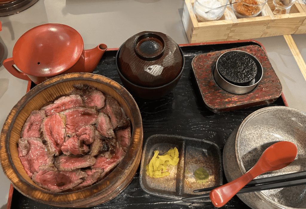 每次經過總是大排長龍，而吸引筆者的興趣，武藏店主打使用九州產的黑毛和牛丼飯