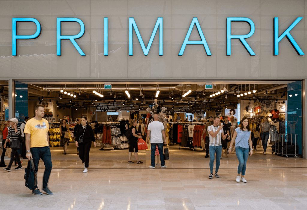 比較平價的衣服、生活用品賣場為 Primark。它是一家來自愛爾蘭的快速時尚零售商，以低價、時尚的服裝和家居用品聞名