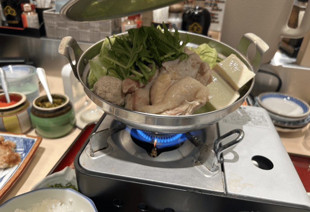 牛腸鍋及水炊鍋是福岡道地的兩種特色美食。在水中加入帶骨的雞肉，以及高麗菜、白蔥、水菜等季節性蔬菜熬煮而成的火鍋，是當地著名的鄉土料理