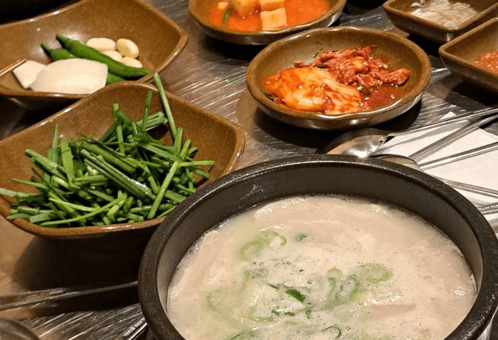 豬肉湯飯是大家到釜山旅遊必吃的料理之一，每家也各有擁護者，我們第一天晚餐吃位於樂天百貨中的「水邊最高豬肉湯飯수변최고돼지국밥 롯데점」