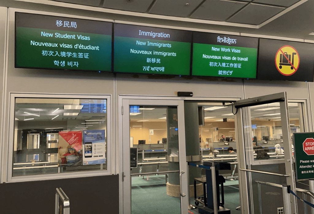行李拿取處 21-22 號傳送帶右手邊的移民中心（Canada Border Services Agency） 加拿大辦理學生簽證 (Study Permit)
